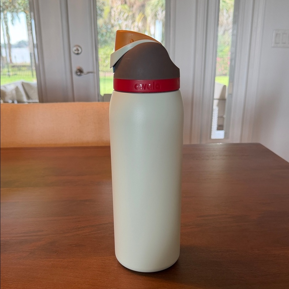 Owala Light Blue and Red Water Bottle 40 oz - Picture 2 of 2
